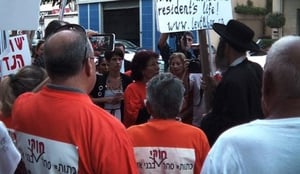 הפגנה נגד כת 'לב טהור - הלברנץ' מול שגרירות קנדה בישראל
