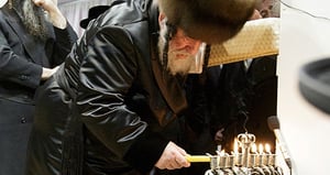 תיעוד: הרבי מויז'ניץ בהדלקת נרות חנוכה בלונדון