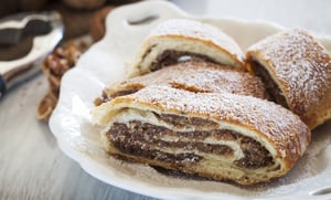 מתכון ליום חורף: עוגת שמרים קראנצ'ית בגאנש שוקלד