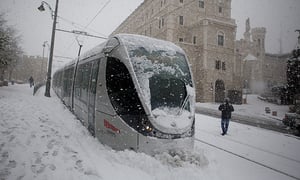 הרכבת הקלה בשלג