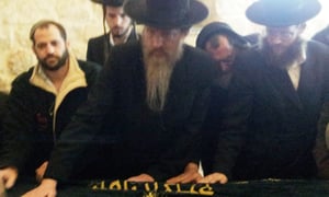 גאב"ד קוממיות מתפלל בקבר יוסף למען שחרור פולארד