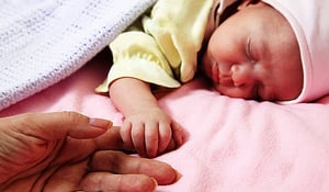 בואו לסייע: תינוקת נלקחה מהוריה ארבעה ימים לאחר שנולדה