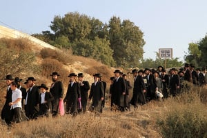 מפגינים המזוהים עם אתרא קדישא בבית שמש