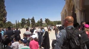 חרדים וילדים שעלו להר הבית הותקפו, המשטרה הייתה חסרת אונים • וידאו