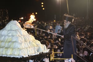 וידאו: ההדלקה המסורתית של האדמו"ר מסאטמר לכבוד רשב"י