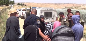 השוטרים עוצרים את הילדות הפלסטיניות