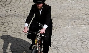 אושר בטרומית: חובה לחבוש קסדה ברכיבה על אופניים חשמליים