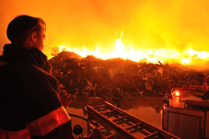 קיסריה: שריפת ענק כילתה מפעל פלסטיק