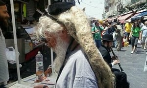 תמונות: כשהאיש עם השיער הכי ארוך מבקש להניח תפילין