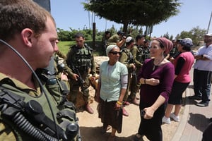 צפו: אמהות שלושת החטופים ביקרו בטרמפיאדה