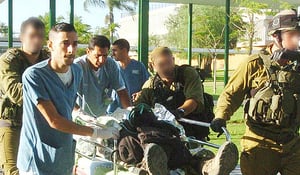 חייל פצוע מובא לבית החולים