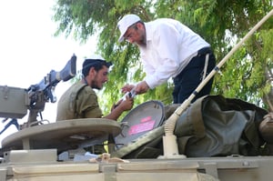 הרב אהרון פרוס מניח תפילין לחייל