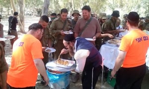 החיילים מתפנקים במאכלי שבת
