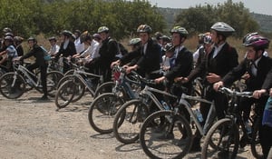 תלמידי הישיבה ברכיבת אופניים בבית שמש