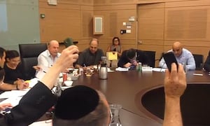 צפו: הח"כים מציגים לסלומינסקי "טלפון כשר"