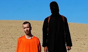 העולם מזועזע: דאעש ערפו את ראשו של השבוי הבריטי