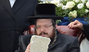 הרב אהרון מרדכי רוקח, בן האדמו"ר מבעלזא במעמד הנחת אבן הפינה