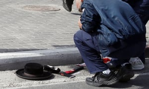 שוטרים בוחנים גרזן בפיגוע לפני כשנתיים בירושלים