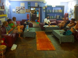 יושבים ולומדים על ראש השנה בבית חב"ד בנפאל
