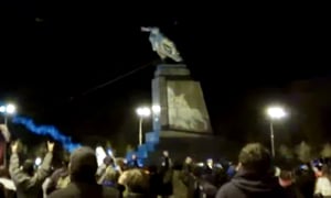 אוקראינה: פסלו של לנין הופל • צפו