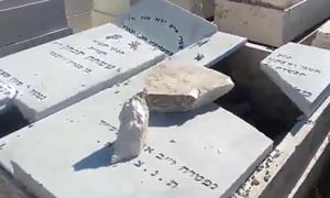 פורעים ערבים חיללו את חלקת גור בהר הזיתים, נתצו מצבות והבעירו אש