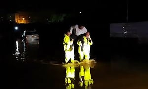 צפו: כבאים מחלצים נהג שנתקע בגשמים בבני ברק