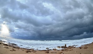 מראות הסערה הגדולה: כך היא נראתה בחוף הים באשדוד