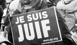 שלטים נגד אנטישמיות בצרפת