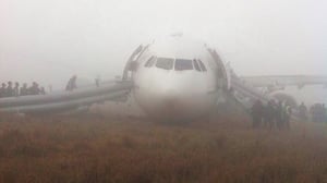 צפו: הנוסעים נמלטים מהמטוס שהתרסק
