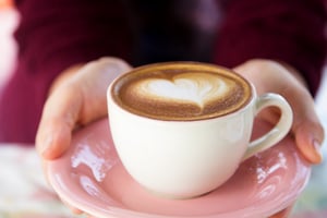 אם תשתו 4.5 כוסות קפה ביום, הסיכוי למחלת לב יפחת. זה נכון?