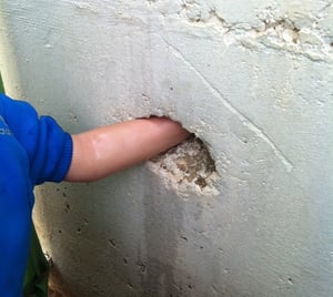 ירושלים: ידו של בן 3 נלכדה בקיר בטון