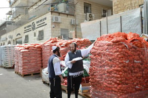 תיעוד: הכנת סלי מזון ל'קמחא דפסחא' בירושלים