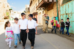 שניאור ואחיו מטיילים ברחובות חברון