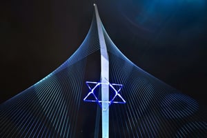 צפו: גשר המיתרים ומגן דוד מואר בכחול לבן