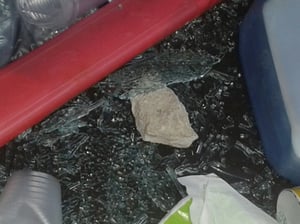 אבן שהושלכה לעבר הקצין
