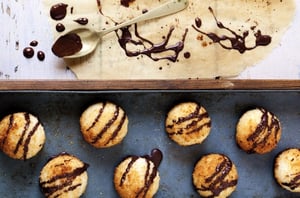הגרסה הבריאה. עוגיות קרמל-קוקוס עם זיגוג שוקולד