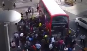מדהים: כמאה בני אדם הרימו אוטובוס וחילצו פצוע קשה