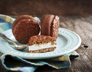 סנדוויץ' עוגיות עם גלידה ושוקולד או פשוט: קוקילידה