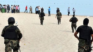 כוחות ביטחון בזירת הפיגוע בתוניסיה