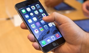 מרן הגראי"ל שטיינמן: להתחמק מלקחת סנדק עם אייפון