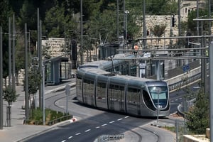 טרור בבירה: יידוי אבנים על הרכבת הקלה בציר שועפאט