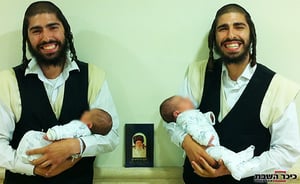 האחים התאומים יחד עם הבנות שנולדו