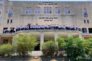 תלמידי החיידר הירושלמי ביקרו בפוניבז'. צפו