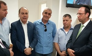 צפו: השר סילבן שלום נפרד ממשה אבוטבול - והוריד מיד את הכיפה