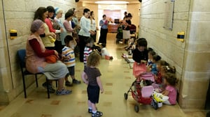 שביתה בגבעת מרדכי: "הגן לא בטיחותי, החצר על המדרכה"