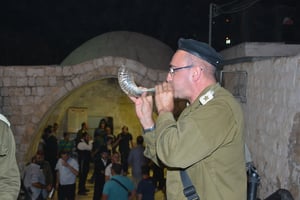 מחבלים יידו אבנים ובקבוקי תבערה על מתפללים בקבר יוסף