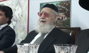 מרן רבינו עובדיה יוסף זצ"ל בשמחת חג בסוכתו • צפו בווידאו