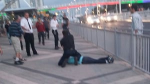 צפו בתיעוד: הרגעים הדרמטיים בפיגוע הדקירה בפתח תקווה
