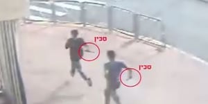 שלב אחר שלב: שני ילדים ערבים דוקרים גבר וילד • צפו בתיעוד