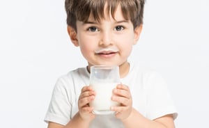 מחקר קבע: ילדים ששותים חלב גבוהים יותר